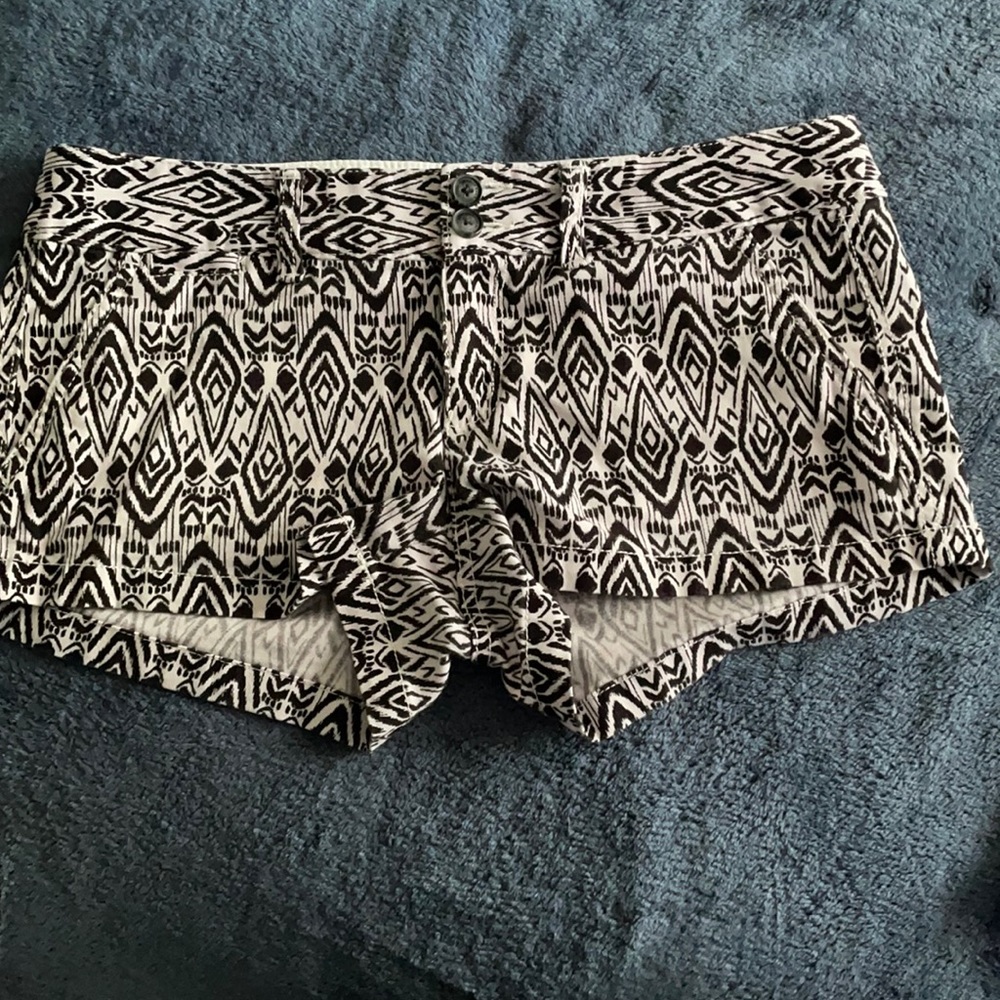 American Eagle pattern stretch shorts